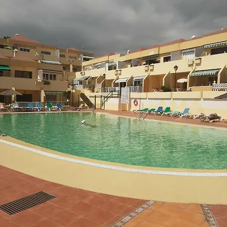 Comfortable Next To The Pools *